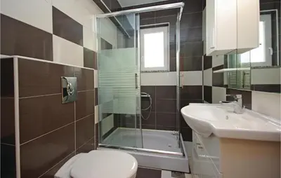 Kupaonica u objektu One-Bedroom Apartment Makarska With Sea View 07