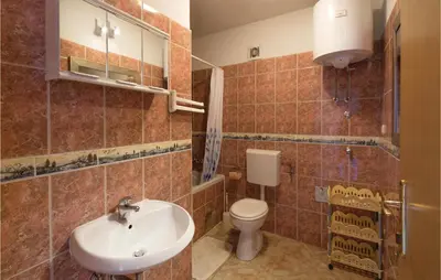 Kupaonica u objektu Two-Bedroom Apartment Makarska With Sea View 03