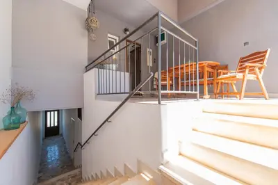 Tlocrt objekta Seafront Stone Home With King Beds, Garden And Balcony