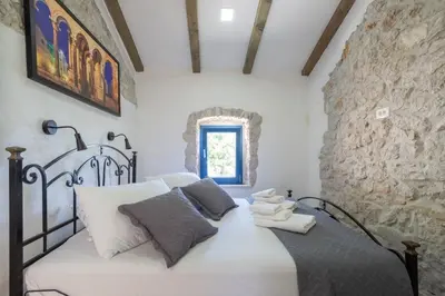 Krevet ili kreveti u jedinici u objektu Lovely Villa With Heated Pool and Sea View for 8 Persons