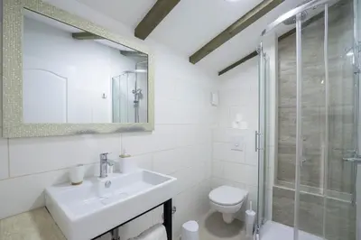 Kupaonica u objektu Lovely Villa With Heated Pool and Sea View for 8 Persons