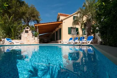 Bazen u objektu Exclusive Beachfront Villa with Pool for 8 at Island Brač ili u blizini