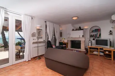 TV i/ili zabavni centar u objektu Exclusive Beachfront Villa with Pool for 8 at Island Brač