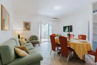 TV i/ili zabavni centar u objektu First Row Seafront Apartments in Stanići