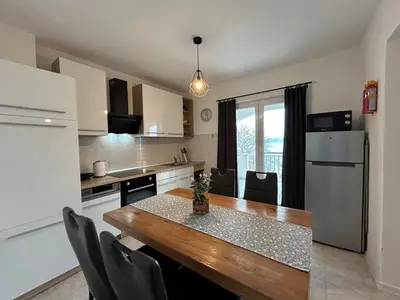 Kuhinja ili čajna kuhinja u objektu Anchor Apartment in Stanići Near Omiš