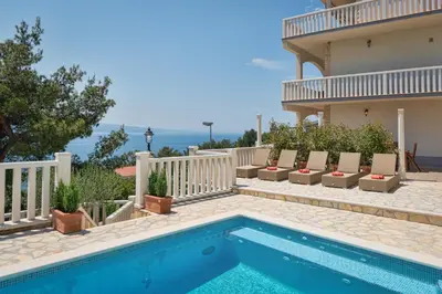 Bazen u objektu Heavenly Dream House With Pool ili u blizini