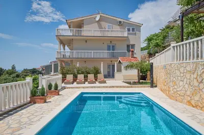 Bazen u objektu Heavenly Dream House With Pool ili u blizini