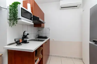 Kuhinja ili čajna kuhinja u objektu Apartment and Rooms Ana