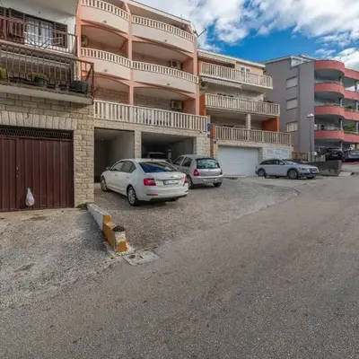 Apartments with parking space Baska Voda