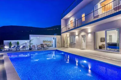 Bazen u objektu Luxury apartment Life ili u blizini
