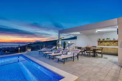 Bazen u objektu Luxury apartment Life ili u blizini