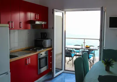 Kuhinja ili čajna kuhinja u objektu Apartments by the sea Pisak - Omis - 23886