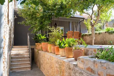 Vrt u objektu Historic Stone Home With King Beds & Garden