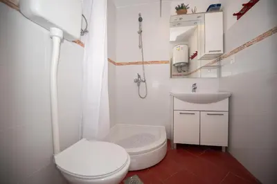 Kupaonica u objektu Historic Stone Home With King Beds & Garden