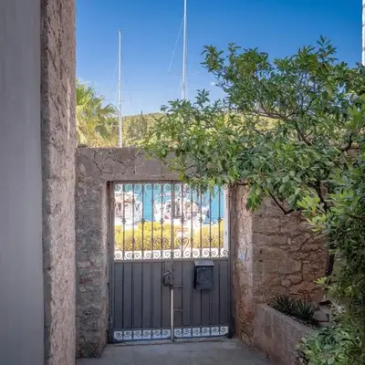 Historic Stone Home With King Beds & Garden
