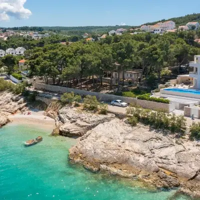 La Villa - BEACHFRONT - INFINITY HEATED POOL - NEW
