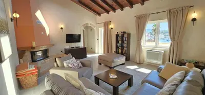 TV i/ili zabavni centar u objektu Old Stone Villa with Pool, Jacuzzi, Walled Garden - Villa Kristina