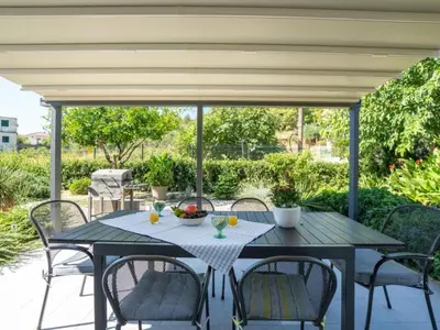 Vrt u objektu Holiday home for eight, Dugi Rat