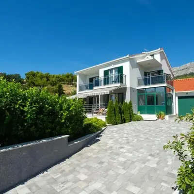 Holiday home for eight