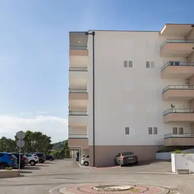 Apartments with parking space Makarska - 23931