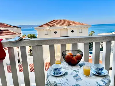 Pića u objektu Apartment Luce with sea view and balcony in Brela