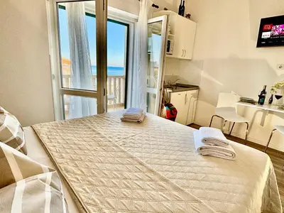 Krevet ili kreveti u jedinici u objektu Apartment Luce with sea view and balcony in Brela