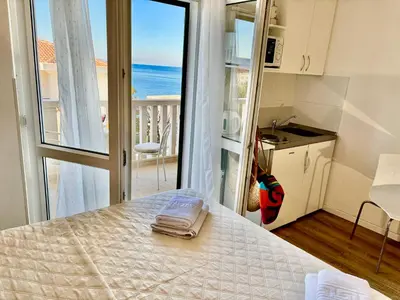 Krevet ili kreveti u jedinici u objektu Apartment Luce with sea view and balcony in Brela