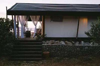 Zgrada u kojoj se nalazi kamp s luksuznim šatorima
