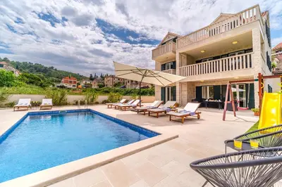 Bazen u objektu Seaside luxury villa with a swimming pool Splitska, Brac - 23815 ili u blizini