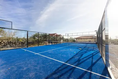 Tereni za tenis i/ili skvoš u sklopu objekta Villa Bliss Excelsior - Yoga, Tennis & Pool ili u blizini