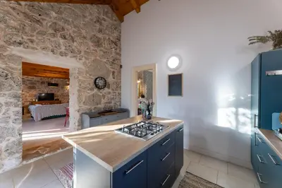 Kuhinja ili čajna kuhinja u objektu Villa Bliss Excelsior - Yoga, Tennis & Pool