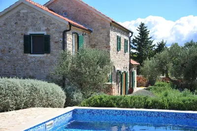 Bazen u objektu Villa Bliss Excelsior - Yoga, Tennis & Pool ili u blizini