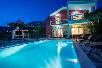 Bazen u objektu Family friendly house with a swimming pool Srinjine, Split - 23950 ili u blizini