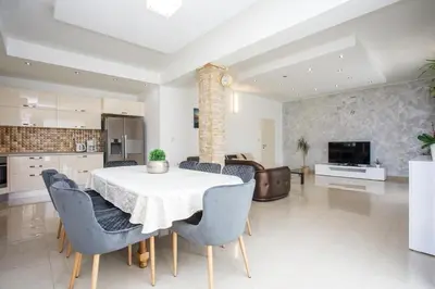 TV i/ili zabavni centar u objektu Family friendly house with a swimming pool Srinjine, Split - 23950