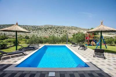 Bazen u objektu Family friendly house with a swimming pool Srinjine, Split - 23950 ili u blizini