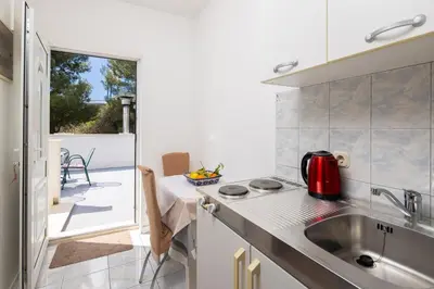 Kuhinja ili čajna kuhinja u objektu Poolside Apartments