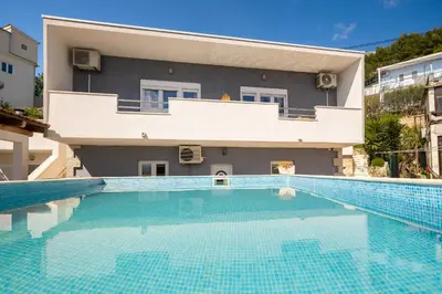 Bazen u objektu Poolside Apartments ili u blizini