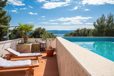 Bazen u objektu Poolside Apartments ili u blizini