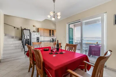 Kuhinja ili čajna kuhinja u objektu Spacious & Charming Apartment 128 m2 with Sea View