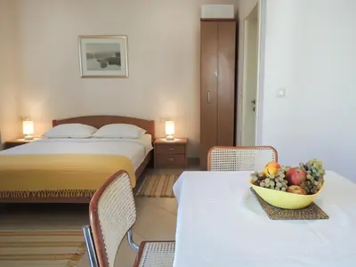 Krevet ili kreveti u jedinici u objektu Studio apartment 3785-3 for 2 Pers in Baska Voda