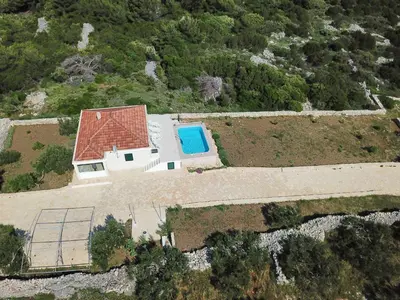 Bazen u objektu Robinzon Villa Zavala ili u blizini