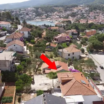 Apartments with parking space Jelsa