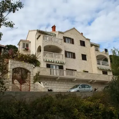 Apartments with parking space Postira