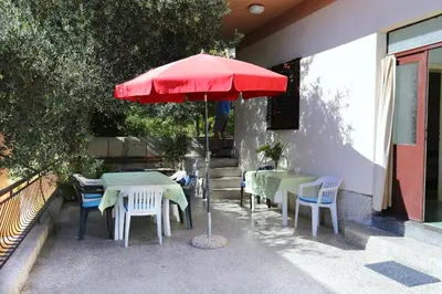 Popločani dio dvorišta ili vanjski dio objekta Apartments with parking space Sumpetar, Omis - 951