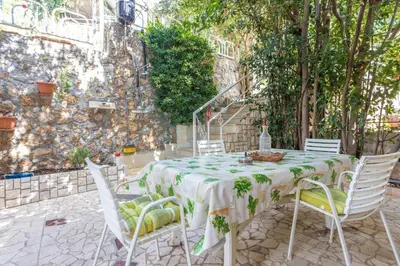 Vrt u objektu Apartments by the sea Stanici - Omis - 1028