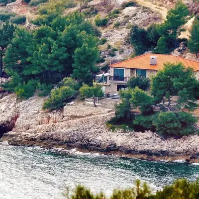 Seaside secluded apartments Cove Srhov Dolac