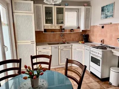 Kuhinja ili čajna kuhinja u objektu Apartment near the beach DRAGA