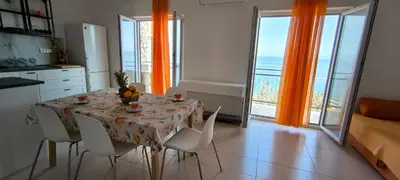 Kuhinja ili čajna kuhinja u objektu Apartman None