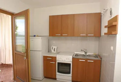 Kuhinja ili čajna kuhinja u objektu Apartments by the sea Pisak - Omis - 2750