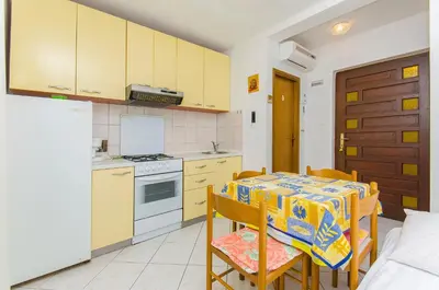 Kuhinja ili čajna kuhinja u objektu Apartments by the sea Pisak, Omis - 2802